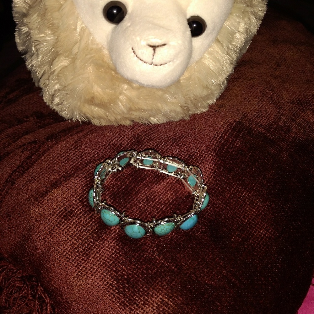 ⭐SOLD⭐Teardrop (faux) Turquiose bracelet√NWOT - Picture 2 of 3